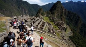 Turistas podrán reprogramar visitas a Machu Picchu tras suspensión de vuelos