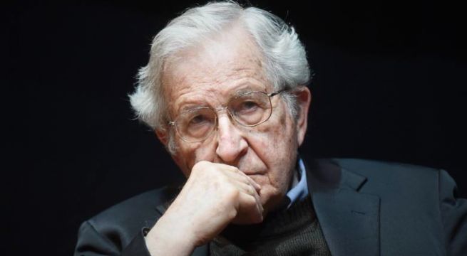 Noam Chomsky: esposa del reconocido intelectual desmiente su muerte
