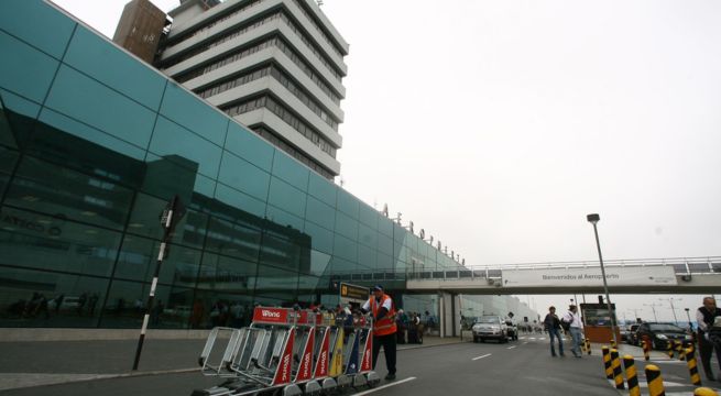 Reinician vuelos en Aeropuerto Jorge Chávez tras falla en sistema de luces