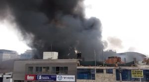 Controlan incendio en taller mecánico: reportan pérdidas de hasta 250 mil dólares