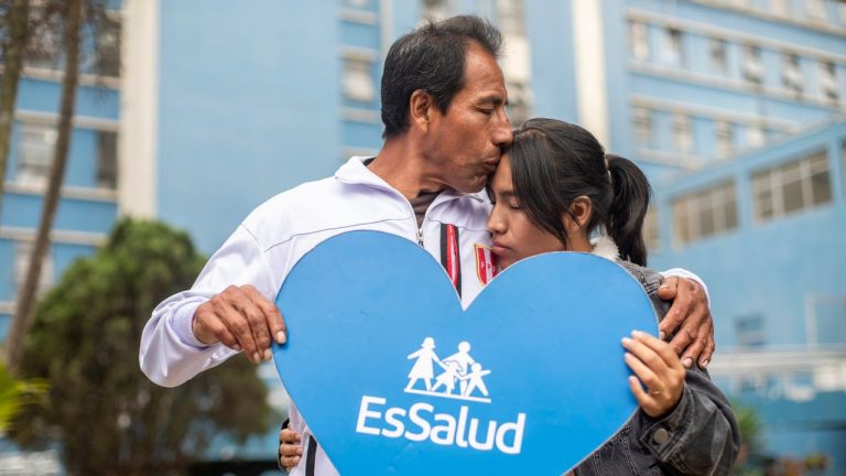 EsSalud Almenara logra exitoso trasplante de riñón de padre a hija