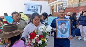 Familias reciben cuerpos de 11 peruanos asesinados durante época del terrorismo