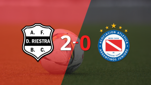 Dep. Riestra le ganó con claridad a Argentinos Juniors por 2 a 0