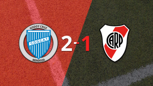 Godoy Cruz le dio vuelta el partido a River Plate con un 2-1