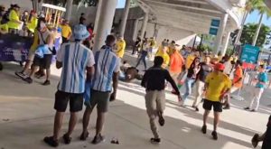 Los desmanes afuera del estadio que han retrasado el Argentina vs Colombia [Video]