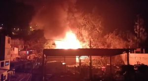 Incendio en Independencia consumió hasta cuatro viviendas [VIDEO]