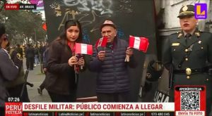 Abuelito de 90 años regaló banderas en el Desfile Militar | VIDEO