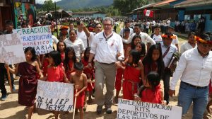 Ministro de Educación llegó a Condorcanqui tras polémicas declaraciones sobre violaciones a menores