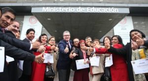 Ministro Morgan Quero premió a docentes por su contribución a la educación