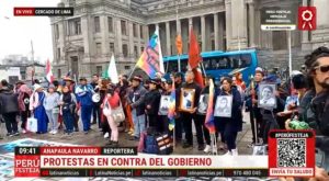 Familiares de fallecidos en marchas contra gobierno de Boluarte se enfrentan a policías