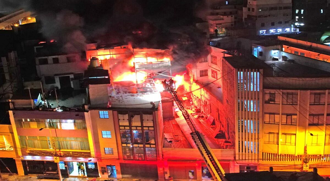 Incendio en Mesa Redonda: Bomberos demoran para llegar a la emergencia debido a ambulantes