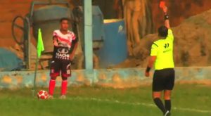 Jugador de Copa Perú fue expulsado por orinar en pleno partido de fútbol [Video]