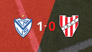 Vélez derrotó 1-0 a Instituto con un gol de penal