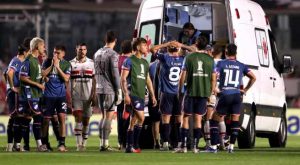 Futbolista se desplomó en pleno partido por Copa Libertadores: conoce el parte médico