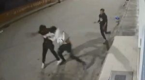 Hombre recibe brutal golpiza por parte de desconocidos