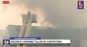 Incendio de grandes proporciones afecta tres talleres de carpintería en Villa El Salvador | VIDEO