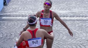 Evelyn Inga y Mary Luz Andía protagonizan emotivo momento tras llegar a la meta en París 2024