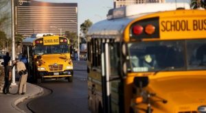 Bus atropella a padres de familia y escolares en la puerta de un colegio en China