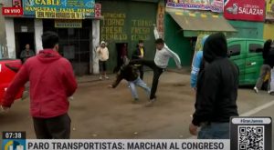 Paro de transportistas: sujetos lanzan ladrillo y se agarran a patadas en protesta