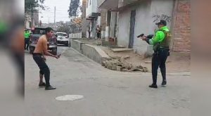 Policía dispara a delincuente que lo amenazaba con cuchillo en la calle [Video]