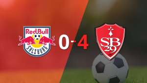 Stade Brestois goleó 4-0 a Red Bull Salzburgo con doblete de Abdallah Sima