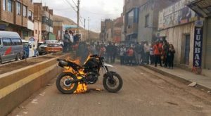 Vecinos masacran a presunto delincuente y le queman moto