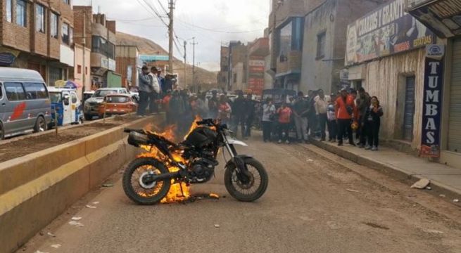 Vecinos masacran a presunto delincuente y le queman moto