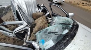 Rocas aplastan vehículo y dejan tres muertos en plena Panamericana Sur