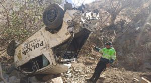 Dos agentes de la PNP caen a abismo y logran sobrevivir