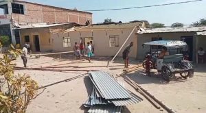 ¡Techos al aire! Remolino destruye ocho casas en Piura | VIDEO