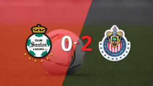 Chivas fue superior y venció por dos goles a Santos Laguna en el estadio Corona