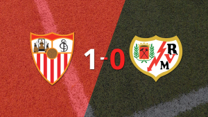 Con un solo gol, Sevilla derrotó a Rayo Vallecano en el estadio Ramón Sánchez Pizjuán