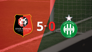 Stade Rennes le pasó por encima a Saint Etienne con hat-trick de Arnaud Kalimuendo