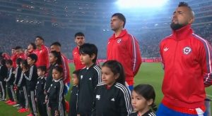 Himno de Chile fue pifiado por hinchas peruanos en el estadio Monumental [AUDIO]