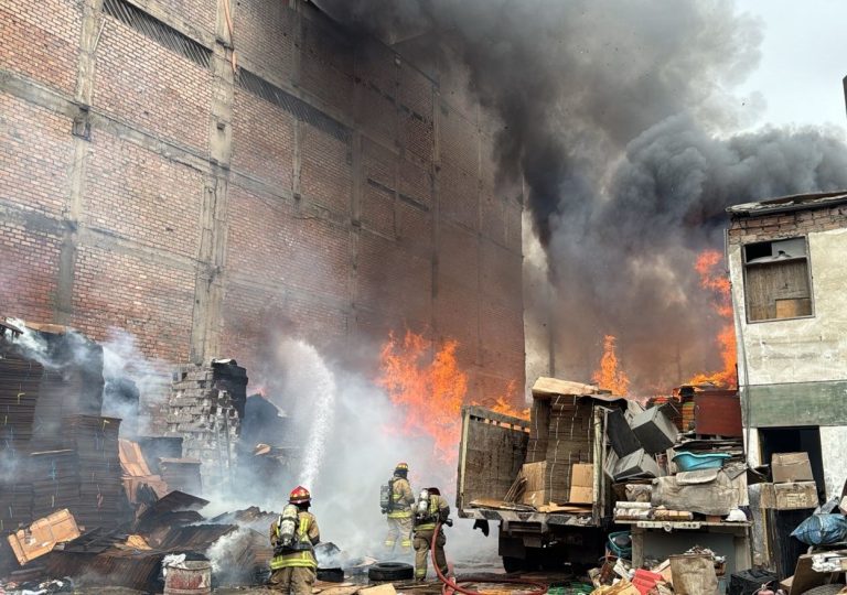 Incendio de gran magnitud se registra en almacén de La Victoria