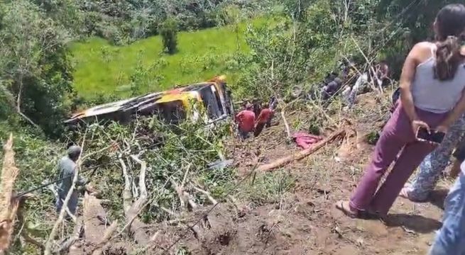 Bus interprovincial que trasladaba escolares en viaje de promoción cae a barranco: hay 7 muertos