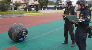 Robot policía equipado con pistolas patrulla las calles