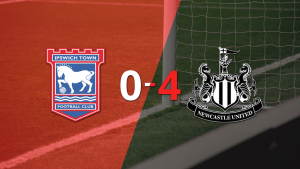 Newcastle United le pasó por encima a Ipswich Town con hat-trick de Alexander Isak