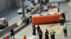 Accidente de cúster ‘El Anconero’ deja un muerto y varios heridos [VIDEO]