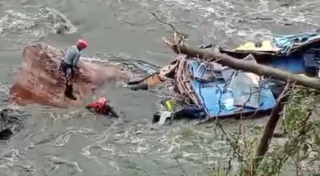 Bus cae a abismo y termina en el río: 10 pasajeros mueren y otros 17 están desaparecidos