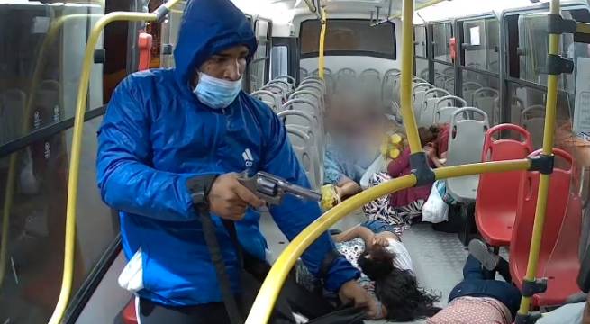 A balazos roban a chofer y pasajeros de bus de transporte público [Video]