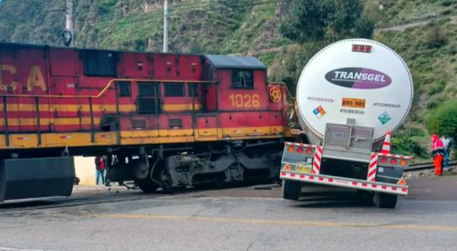 Tren chocó contra camión que intentó adelantarlo en la Carretera Central