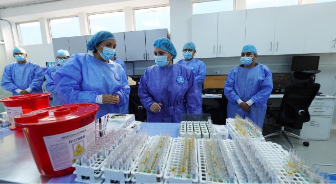 Essalud inaugura laboratorio que permitirá procesar más 61 mil pruebas para pacientes en diálisis