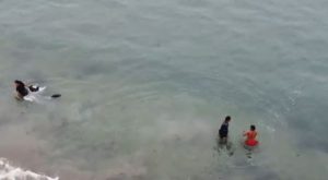 Ambulante pelea con fiscalizador en el mar para evitar decomiso de su mercadería