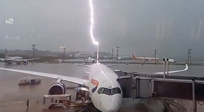 Rayo impacta un avión en aeropuerto de Brasil | VIDEO