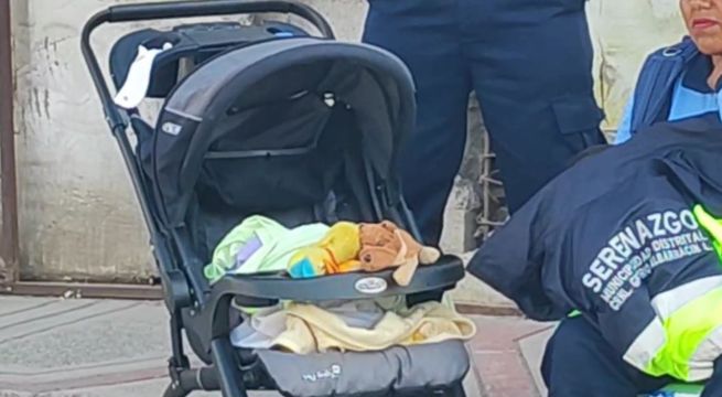 Madre abandonó a su bebé de ocho meses: lo dejó en puerta de librería dentro de un coche