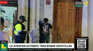 Delincuente escaló pared para sustraer zapatillas en tienda | VIDEO