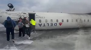 Avión de Delta se voltea mientras aterrizaba en el aeropuerto Pearson de Toronto [Video]