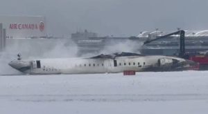 Aparecen nuevos videos del accidente de avión en Toronto, Canadá