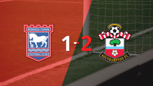 Victoria apretada de Southampton por 2-1 sobre Ipswich Town con un gol agónico incluido